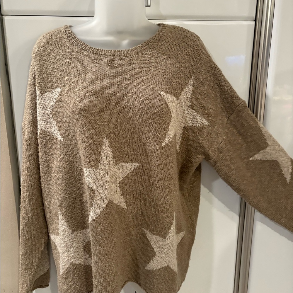 easel Taupe Crewneck Sweater with Cream Star Pattern